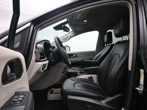Used 2024 Chrysler Pacifica Touring-L FWD image 20