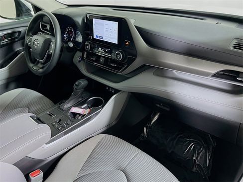 Certified 2023 Toyota Highlander L image 27