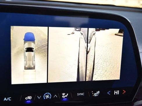 Used 2024 Chevrolet Traverse Z71 image 16