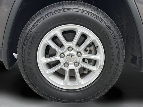 Used 2019 Jeep Grand Cherokee Laredo RWD image 30