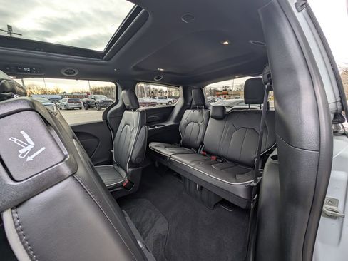 New 2026 Chrysler Pacifica Limited image 15