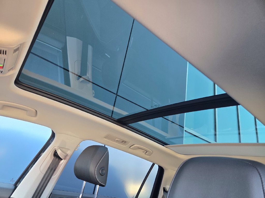 Used 2021 Volkswagen Tiguan SE w/ Panoramic Sunroof Package FWD image 19