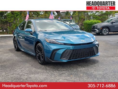 Used 2025 Toyota Camry SE FWD image 1