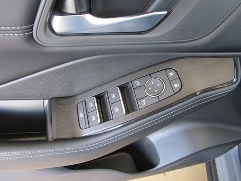 Used 2025 Nissan Rogue SL AWD/4WD image 27