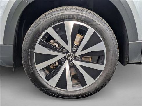 Used 2023 Volkswagen Taos SE w/ Panoramic Sunroof Package image 22