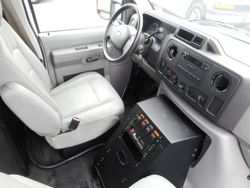 Used 2009 Ford E-350 and Econoline 350 Super Duty RWD image 27