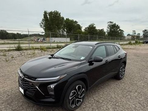 Used 2025 Chevrolet Trax RS w/ Driver Confidence Package FWD image 3