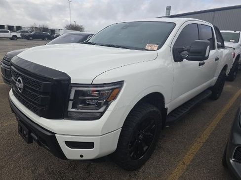 Used 2023 Nissan Titan SV w/ SV Convenience Package image 2