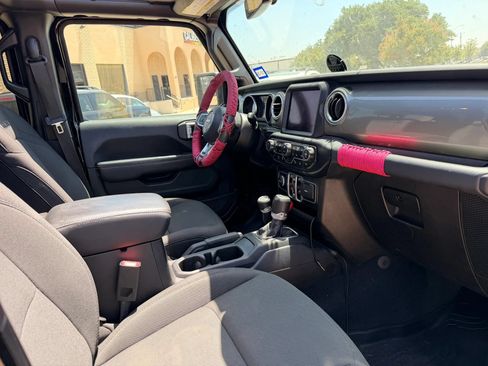 Used 2019 Jeep Wrangler Unlimited Sahara AWD/4WD image 21