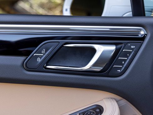Certified 2026 Porsche Macan AWD/4WD image 25