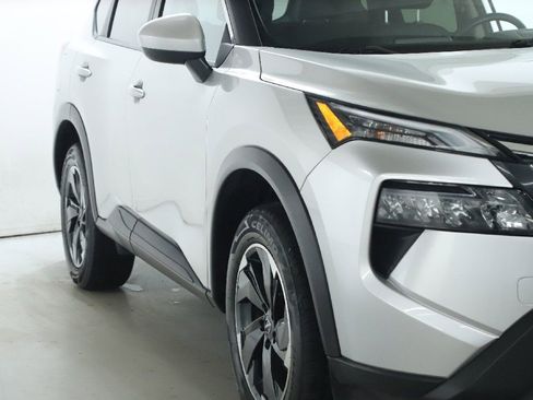 Used 2024 Nissan Rogue SV image 8