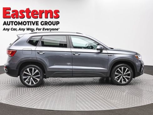 Used 2022 Volkswagen Taos SE FWD image 4