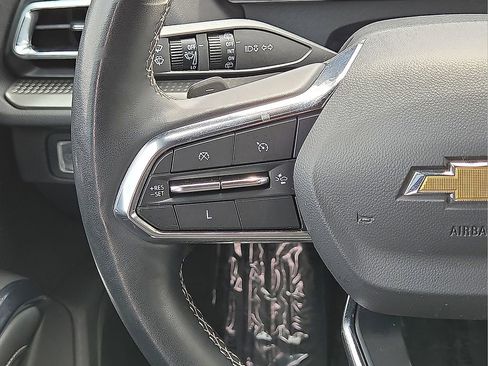 Used 2025 Chevrolet Traverse LT image 19