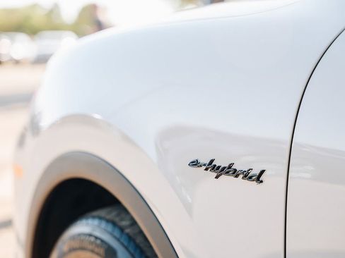 Used 2024 Porsche Cayenne w/ Premium Package image 12