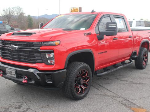 Used 2025 Chevrolet Silverado 2500 Custom w/ Custom Value Package image 3