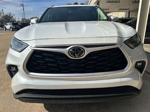 Used 2023 Toyota Highlander XLE image 6