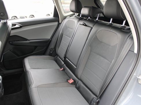 Certified 2023 Volkswagen Taos SE w/ Panoramic Sunroof Package image 22