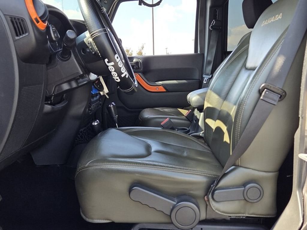 Used 2017 Jeep Wrangler Unlimited Sahara w/ Connectivity Group AWD/4WD image 3