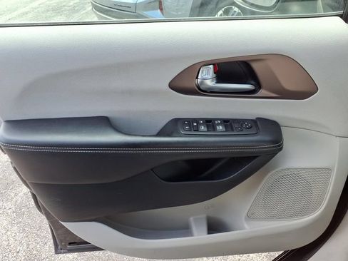 Used 2022 Chrysler Voyager LX FWD image 14