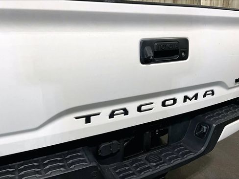 Used 2022 Toyota Tacoma TRD Off-Road w/ Technology Package AWD/4WD image 31