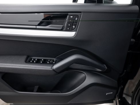 Certified 2025 Porsche Cayenne S AWD/4WD image 16