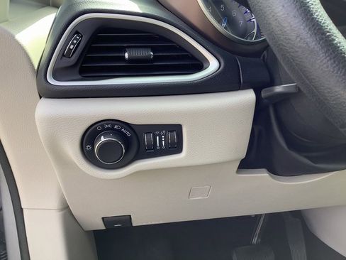 Used 2021 Chrysler Voyager Lxi image 15