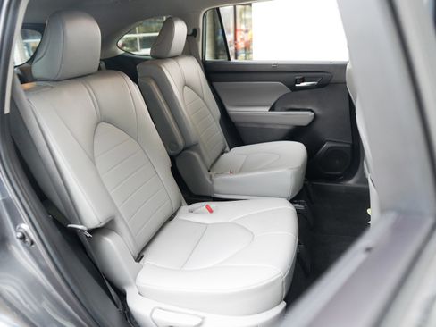 Used 2023 Toyota Highlander XLE image 38