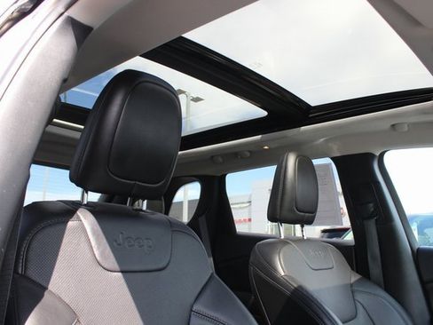 Used 2021 Jeep Cherokee Limited image 31