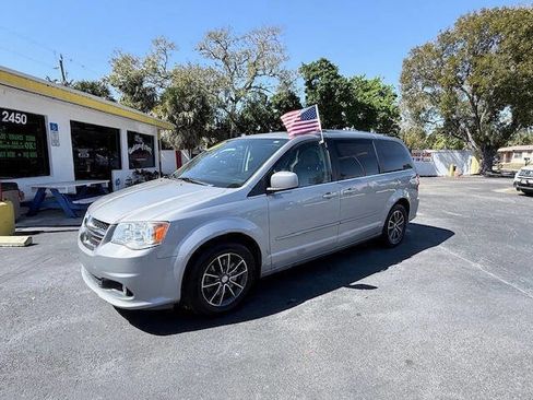 Used 2017 Dodge Grand Caravan SXT image 2