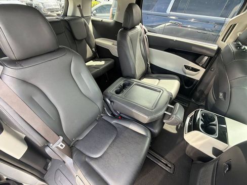 Used 2024 Kia Carnival EX FWD image 25