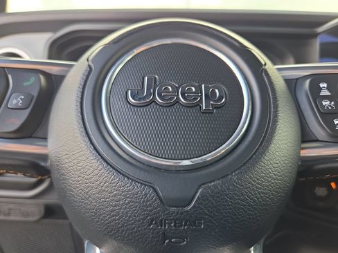 Used 2025 Jeep Wrangler Unlimited Sahara AWD/4WD image 21
