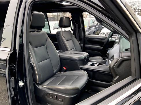 Used 2023 GMC Yukon SLT w/ SLT Premium Package image 7