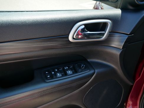 Used 2019 Jeep Grand Cherokee Altitude AWD/4WD image 20