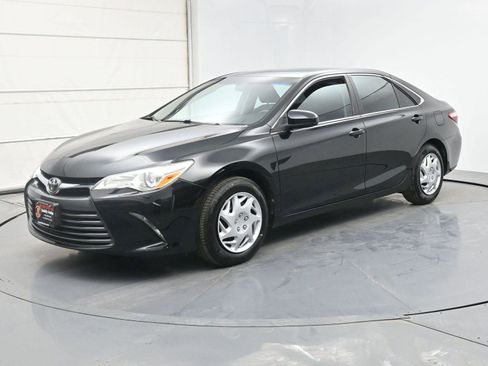 Used 2015 Toyota Camry LE image 1