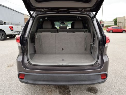 Used 2019 Toyota Highlander Plus FWD image 22