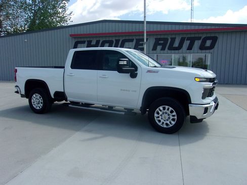 Used 2024 Chevrolet Silverado 2500 LT AWD/4WD image 2