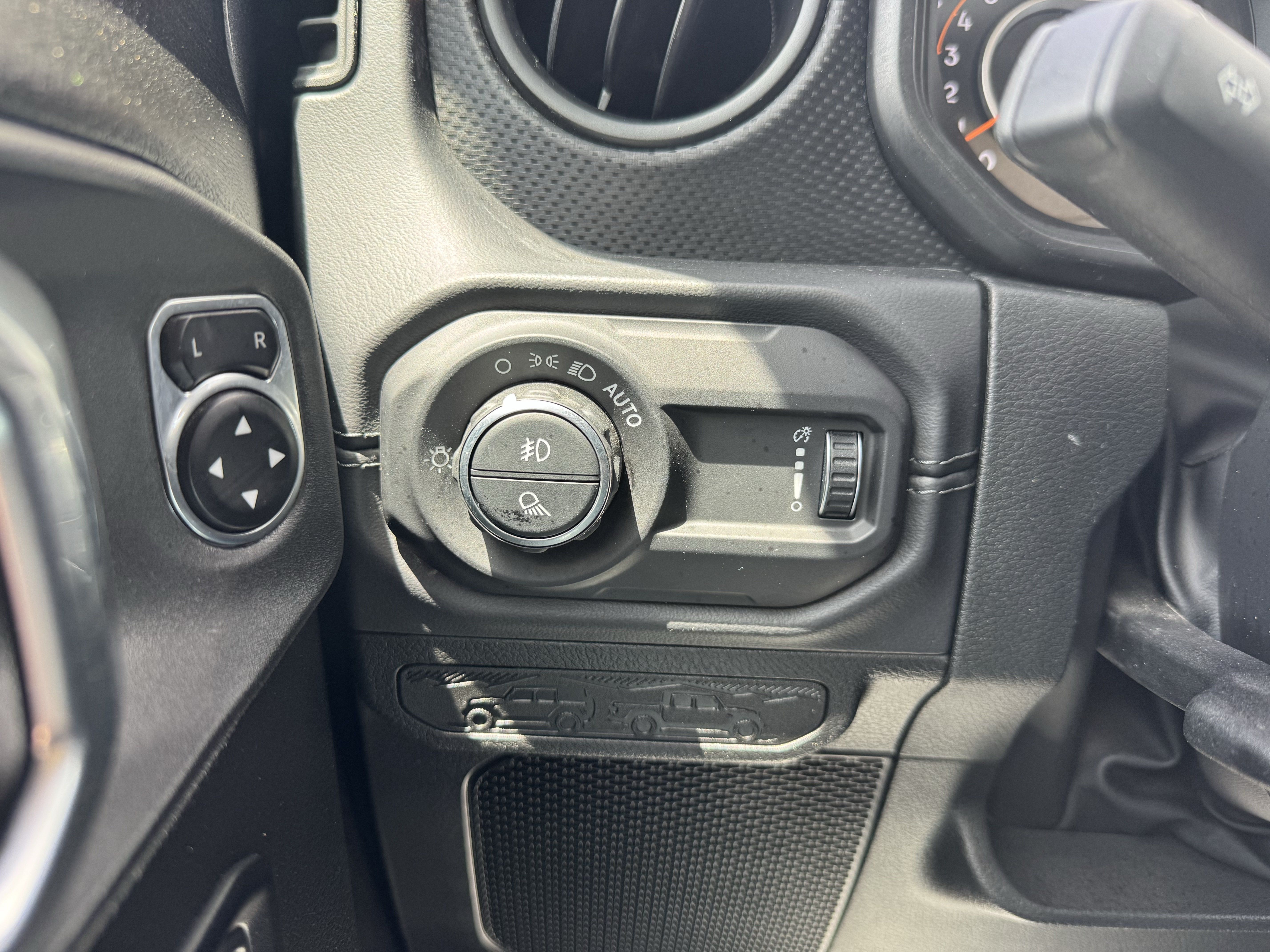 Used 2025 Jeep Gladiator Mojave AWD/4WD image 19