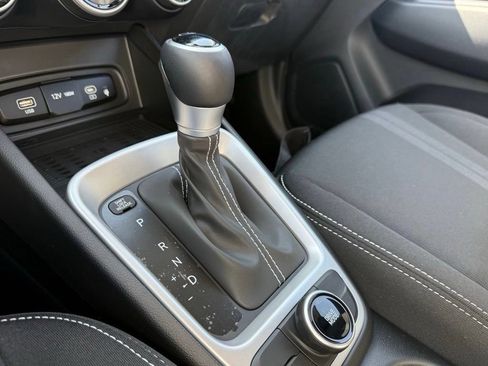 Certified 2025 Hyundai Venue SEL FWD image 19