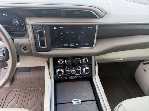 Used 2022 GMC Yukon XL Denali w/ Denali Premium Package image 12