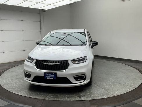 Used 2024 Chrysler Pacifica Touring-L image 34