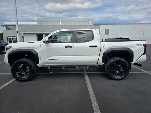Used 2024 Toyota Tacoma TRD Off-Road image 6