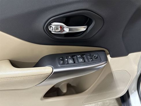 Used 2019 Jeep Cherokee Latitude w/ Popular Appearance Group image 20