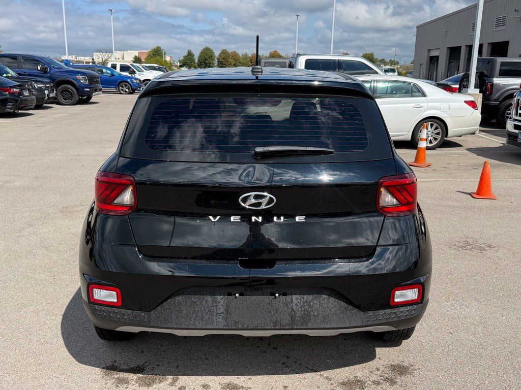 Used 2025 Hyundai Venue SE FWD image 19