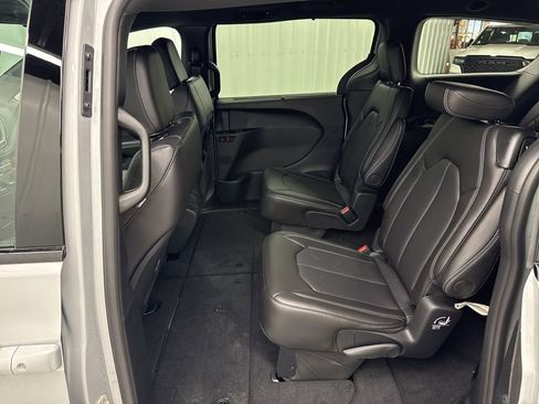 New 2026 Chrysler Pacifica Select image 12