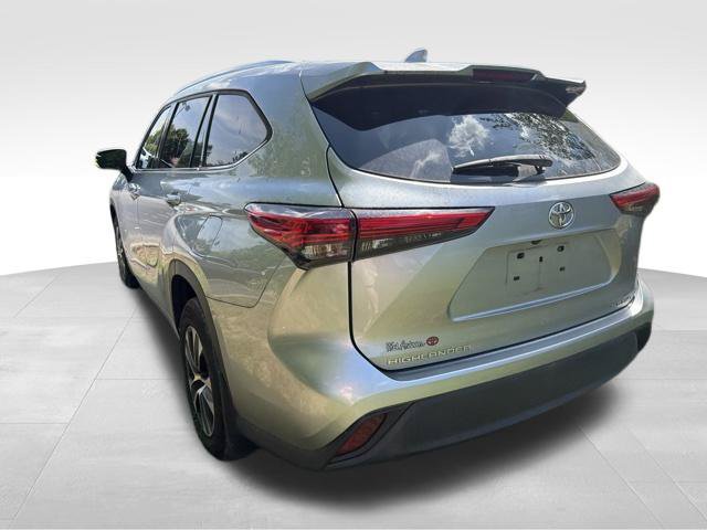 Used 2021 Toyota Highlander XLE AWD/4WD image 8