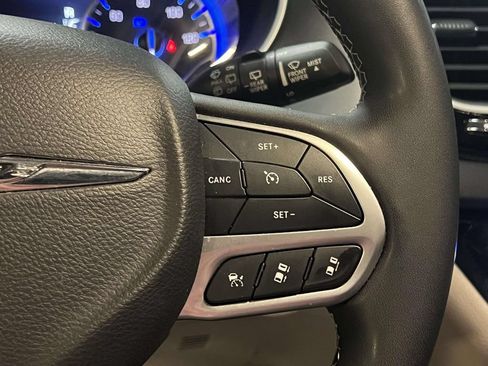Used 2023 Chrysler Pacifica Touring-L FWD image 21