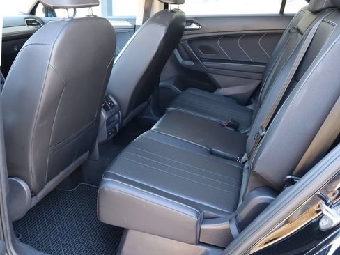 Used 2023 Volkswagen Tiguan SE w/ Panoramic Sunroof Package FWD image 6