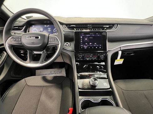 New 2025 Jeep Grand Cherokee Laredo w/ Luxury Tech Group I image 17