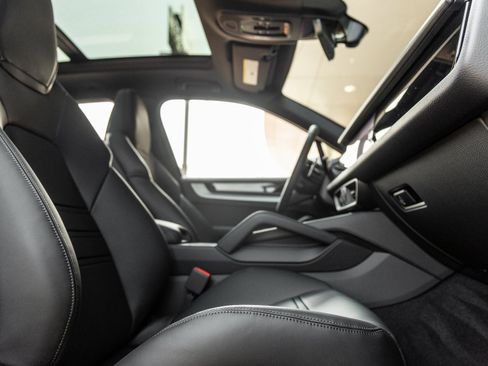 Certified 2025 Porsche Cayenne image 40
