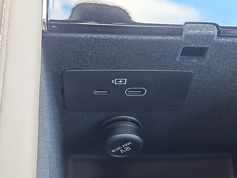 New 2026 Volvo XC90 B6 Plus w/ Protection Package Premier image 8